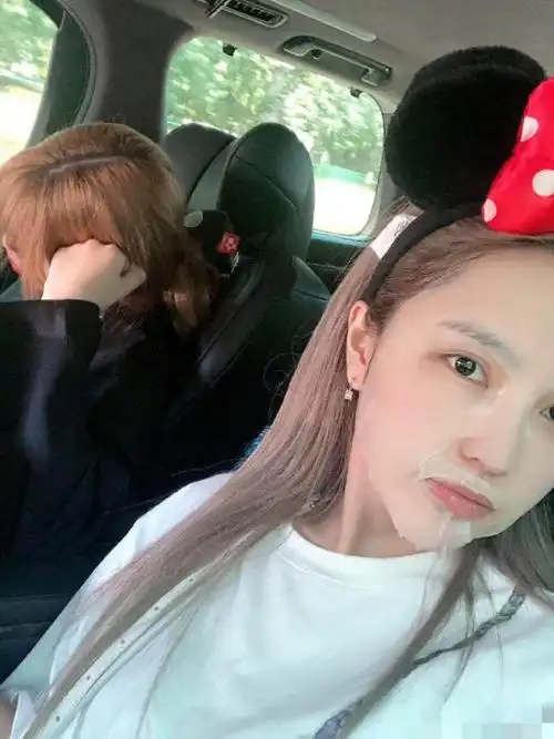 周扬青晒十八宫格怼脸照,自诩18岁美少女,眼部整容痕迹明显