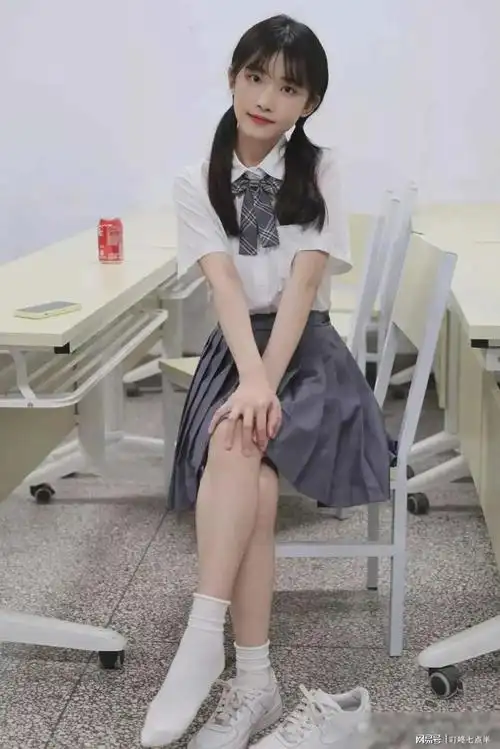 绝美中学女生,一件灰色百褶裙穿出时尚范儿!|裙摆|校服|着装|身材比例