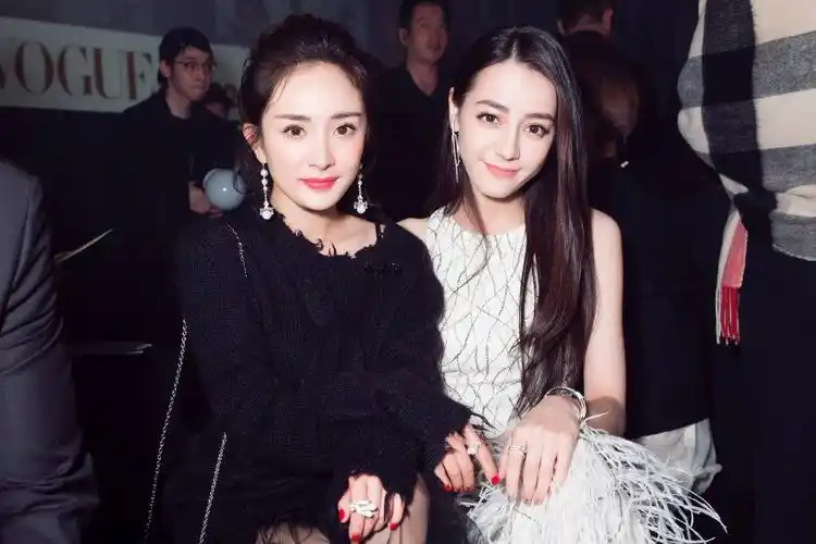 网友曝光杨幂,迪丽热巴同框照,两人亲密似姐妹!