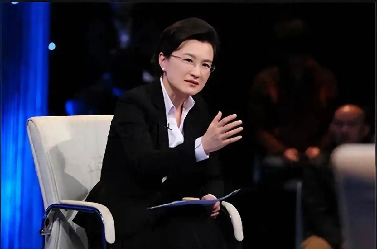 曾经的央视一姐,到被骂滚出主持界,揭开董倩跌宕起伏的人生