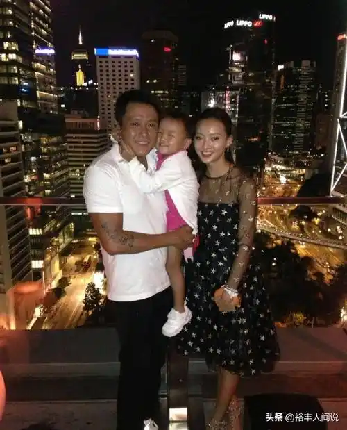 原本魏骏杰有着幸福且让人羡慕的家庭,小20多岁的前妻张利华不仅颜值