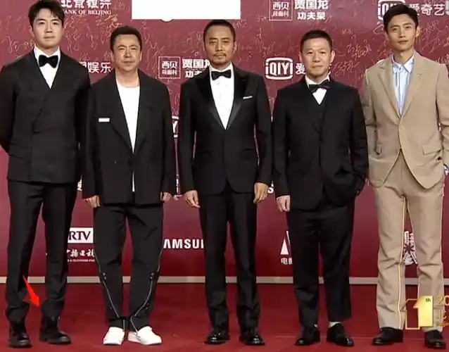 原创男星走红毯一样拼朱一龙鞋子搭配有玄机郑恺身高178还踩高跟