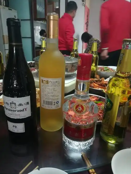 喝的有:白酒,啤酒,水果酒和各种果汁.