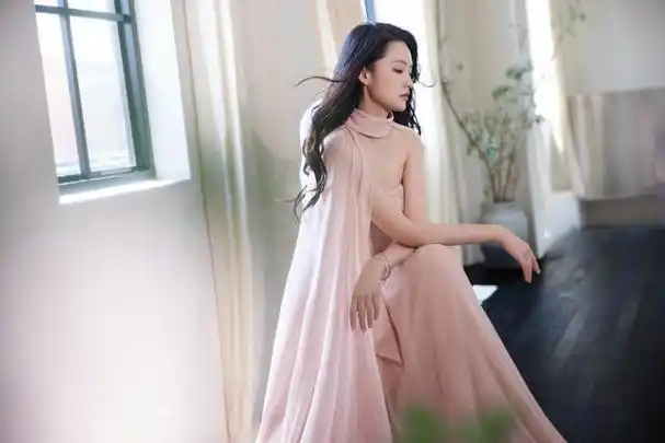 李沁粉红连衣裙优雅时尚写真,清新脱俗,网友:美到窒息!