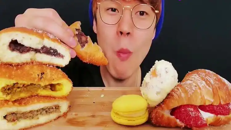 小哥哥吃面包,马卡龙,大口吃的真过瘾,吃相诱人