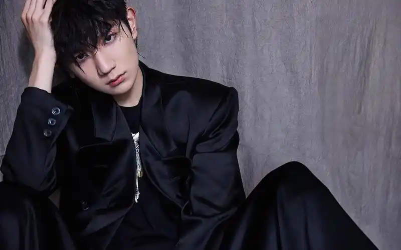 王源黑色酷帅写真桌面壁纸