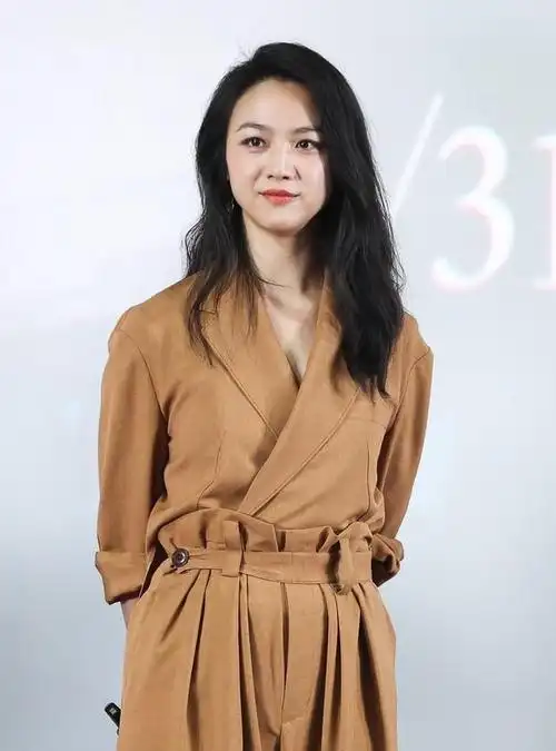 汤唯太"豪放",半透纱裙配上妆容好温柔