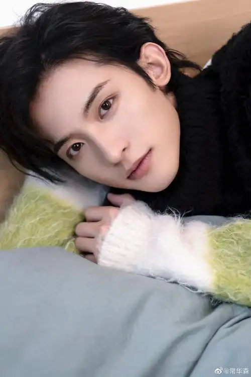 常华森更新堆雪人照片～ 照片中小小的雪人在手里超