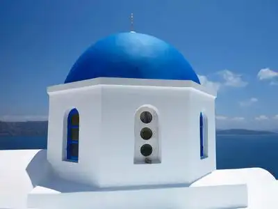 美丽的典型蓝色圆顶教堂和蓝蓝的天空,在圣托里尼,gr照片