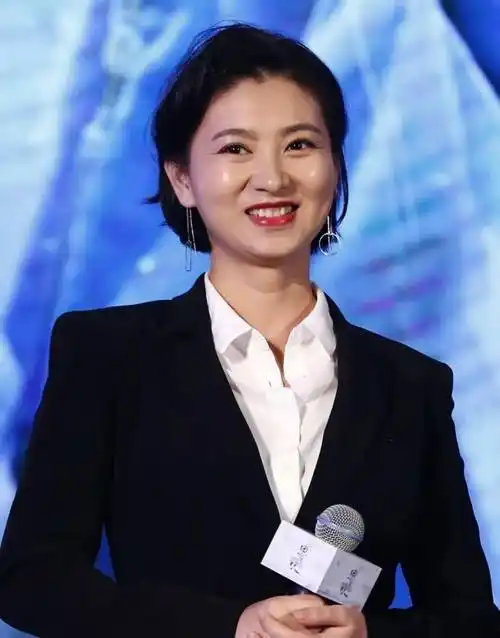 "沈眉庄"斓曦胖到认不出,白衬衫配西装裙难掩臃肿感,气质不在_基本