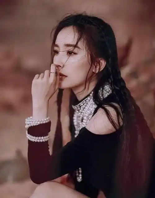 杨幂太有范了!浓妆大波浪变身坏姐姐,眼神凌厉气质都变了!