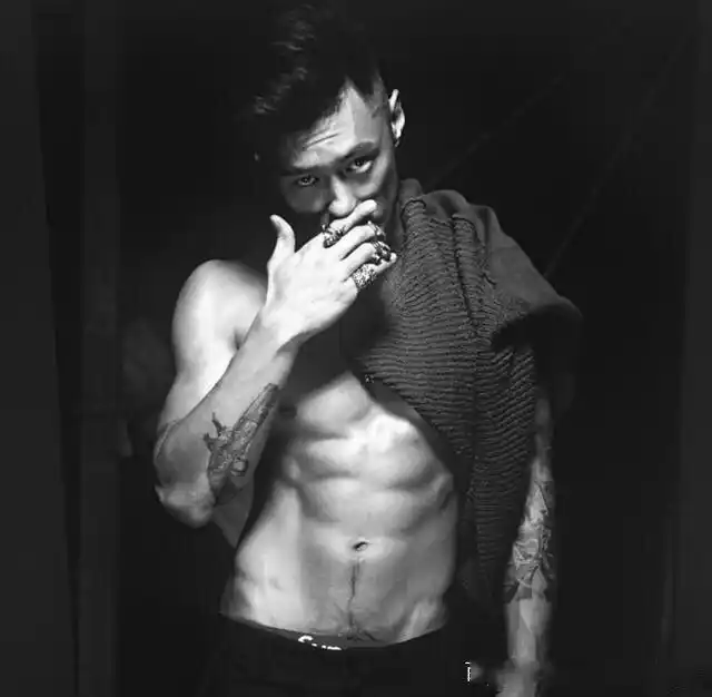 余文乐晒肌肉照锦集,网友:你的肌肉怎么"时隐时现"?