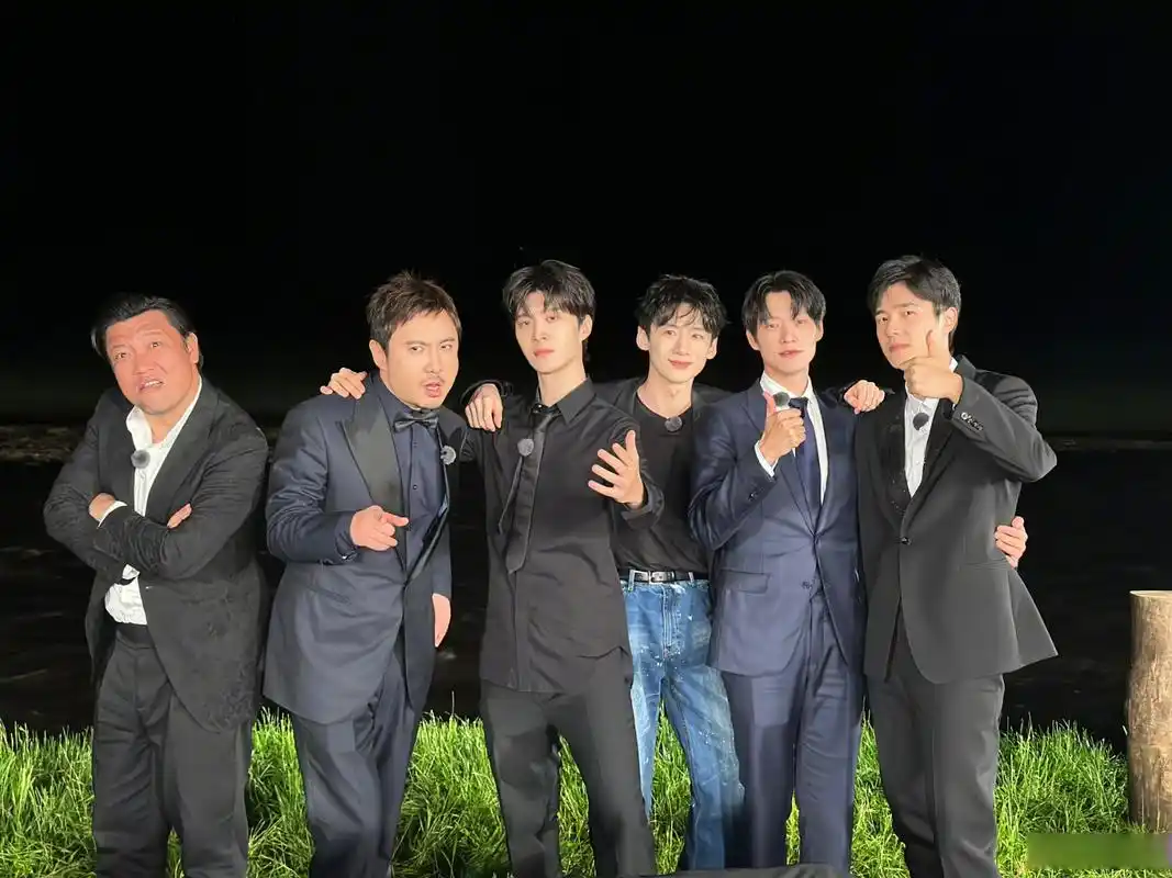 金晨晒中青年显眼包合影#  哥儿几个都穿上西装了啊hhhhh,整挺帅[三