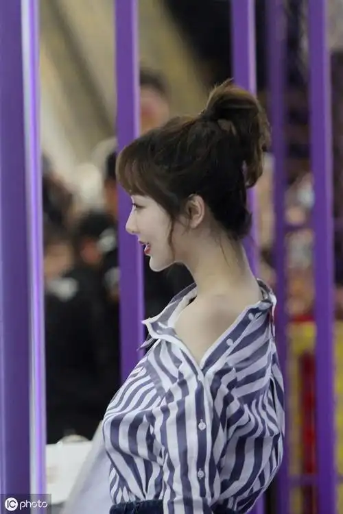 一组杨紫的"侧脸杀",最后一张"单手插兜"好有范