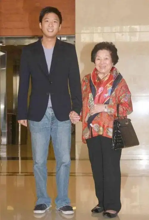 霍启山情史也坎坷情断章子怡爱混血模特霍老太却禁他娶洋老婆