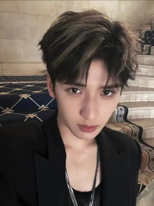 严浩翔高会#有个小男孩自拍眼睛都是带钩子的06