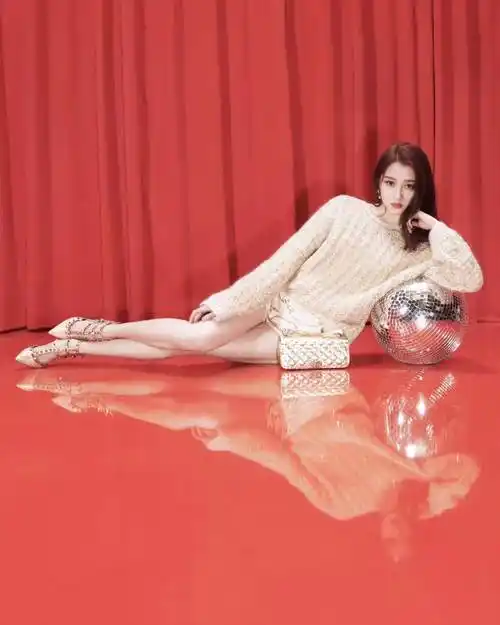 关晓彤的腿,又直又细,线条好美,太亮眼,太迷人了!_大腿_小腿_美女