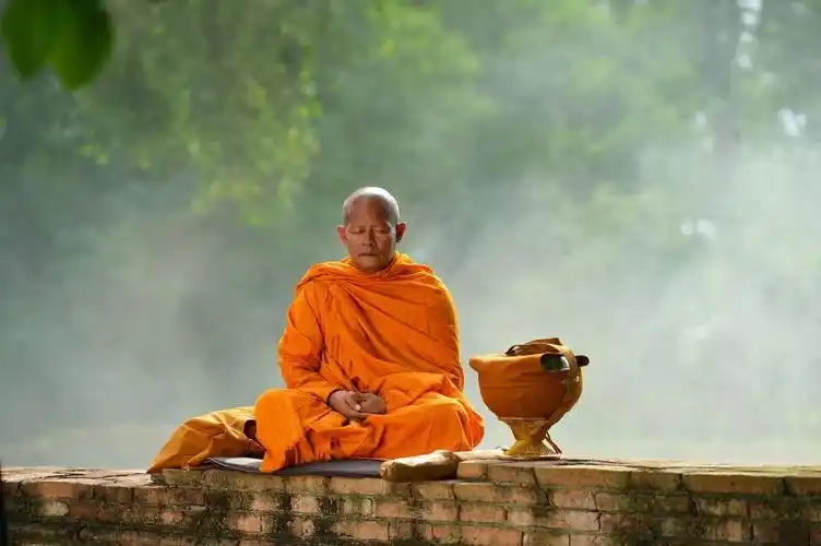 穿着黄色僧袍的和尚在静坐