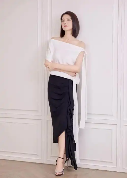 高圆圆气质果然不一般,穿极简黑白都满满高级感,40 还是真女神