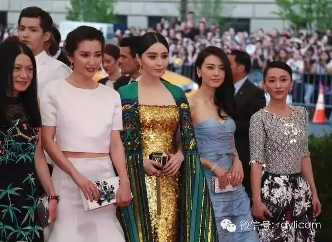 用至少100位明星的合照告诉你如何科学地从集体照中脱颖而出