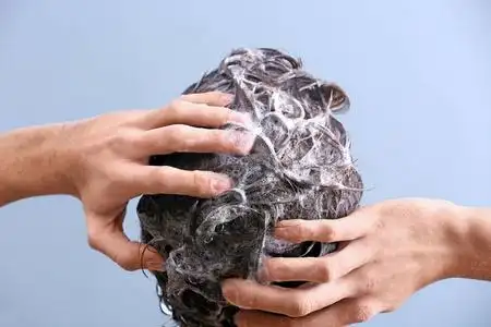 洗头发特写图片