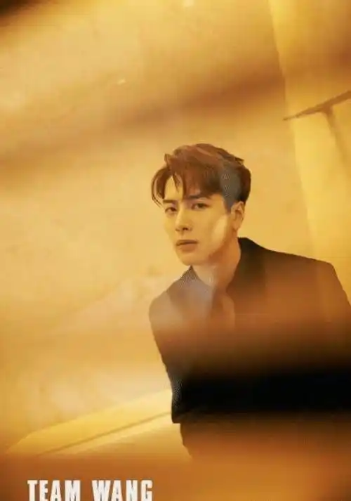 原创王嘉尔才582kg这是怎么做到的看完这身紫色西装就懂了