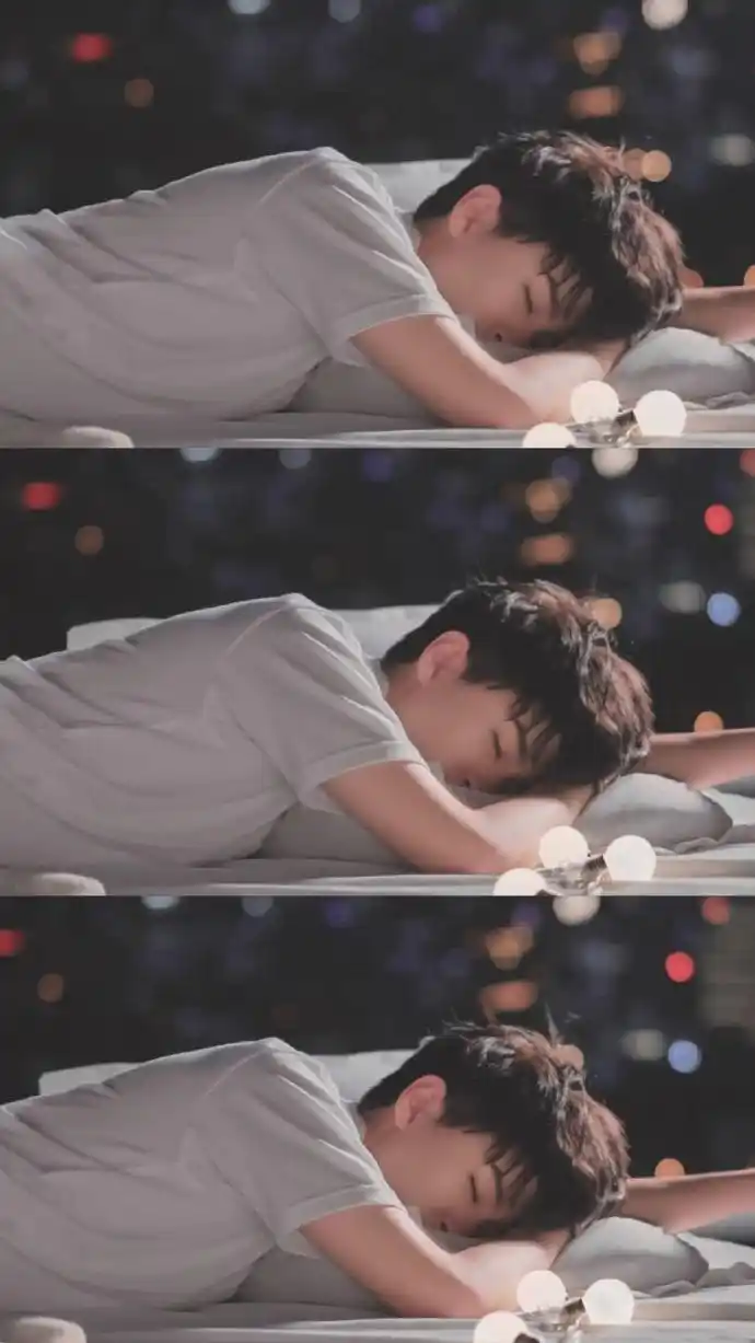 王俊凯小哥哥个性潮流三格拼接无水印爱豆壁纸,真愛右下角报道