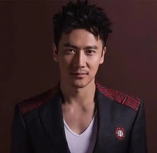 48岁闫妮被曝劈腿小11岁男演员张铎?前任是佟大为同学