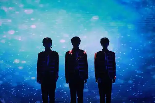 收集三小只的合照!