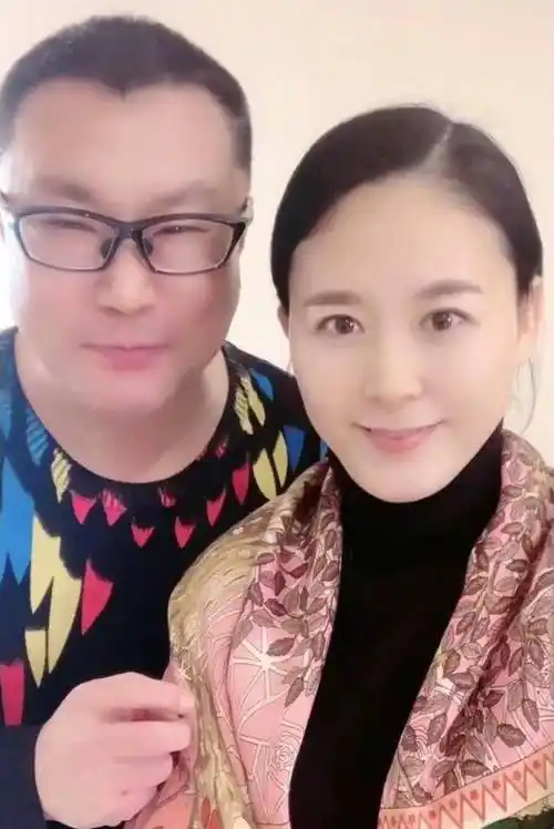 原创尹相杰带小16岁妻子出道穿隆重礼服高调发歌女方貌美气质卓然