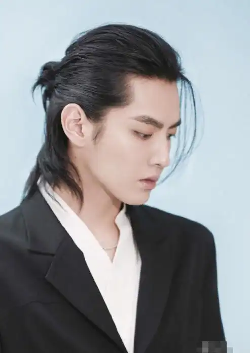 吴亦凡晒出理发日常,用头发摆出"爱心"造型,发量让粉丝羡慕