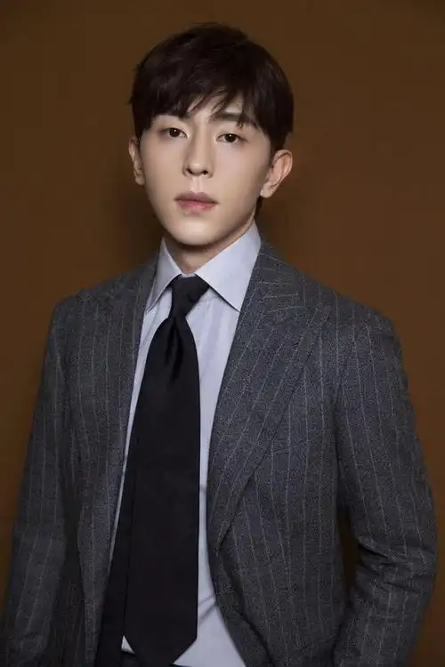 邓伦穿搭太酷了穿蓝色衬衫配白色工装背带裤个性又显魅力