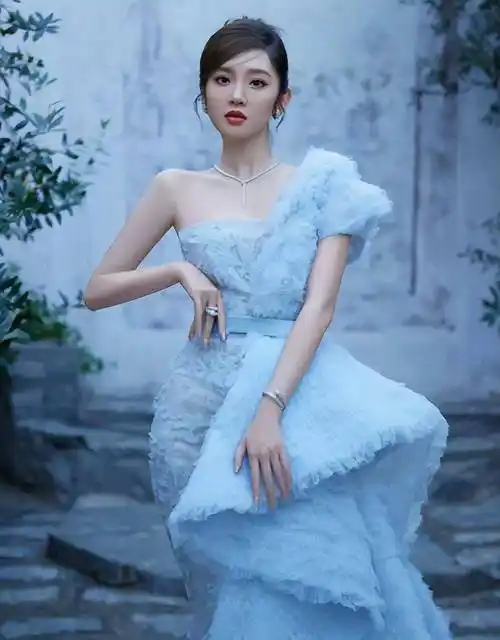 《庆余年2》及其剧组成员,与同剧演员李沁共同踏上他本次的行程