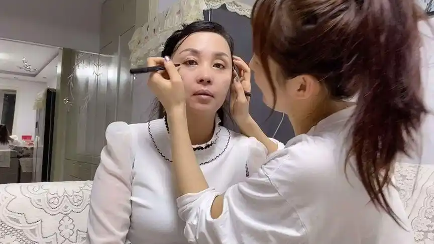 无聊日子从"坑妈"开始,喵喵第一次给别人化妆,到底过不过关?