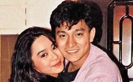 但在同一时间呢,刘德华正和他的初恋女友喻可欣在交往呀,他们俩那可是