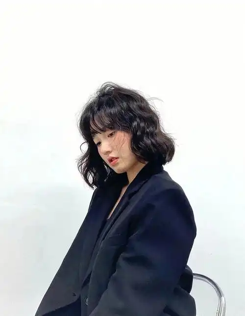 不挑脸型的齐肩短发烫发发型百搭款