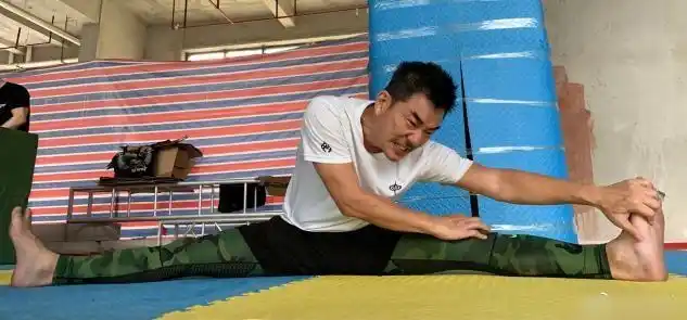 55岁任贤齐晒健身照,身材健硕肌肉超显眼,还劈腿表情狰狞太痛苦