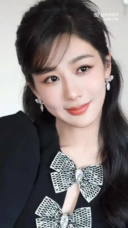 杨紫斜刘海黑框眼镜