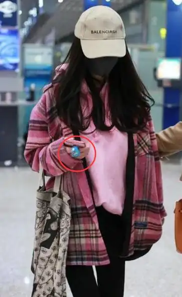 周杰伦杨幂古早合影(周杰伦和杨幂合影旧照)