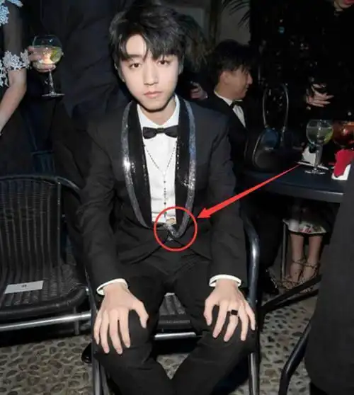 王俊凯的腹肌终于也来了似乎不输易烊千玺和王源