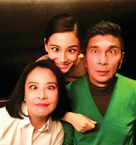 晚报讯angelababy日前晒出了一家人的照片,其中baby与父母亲密合影,还