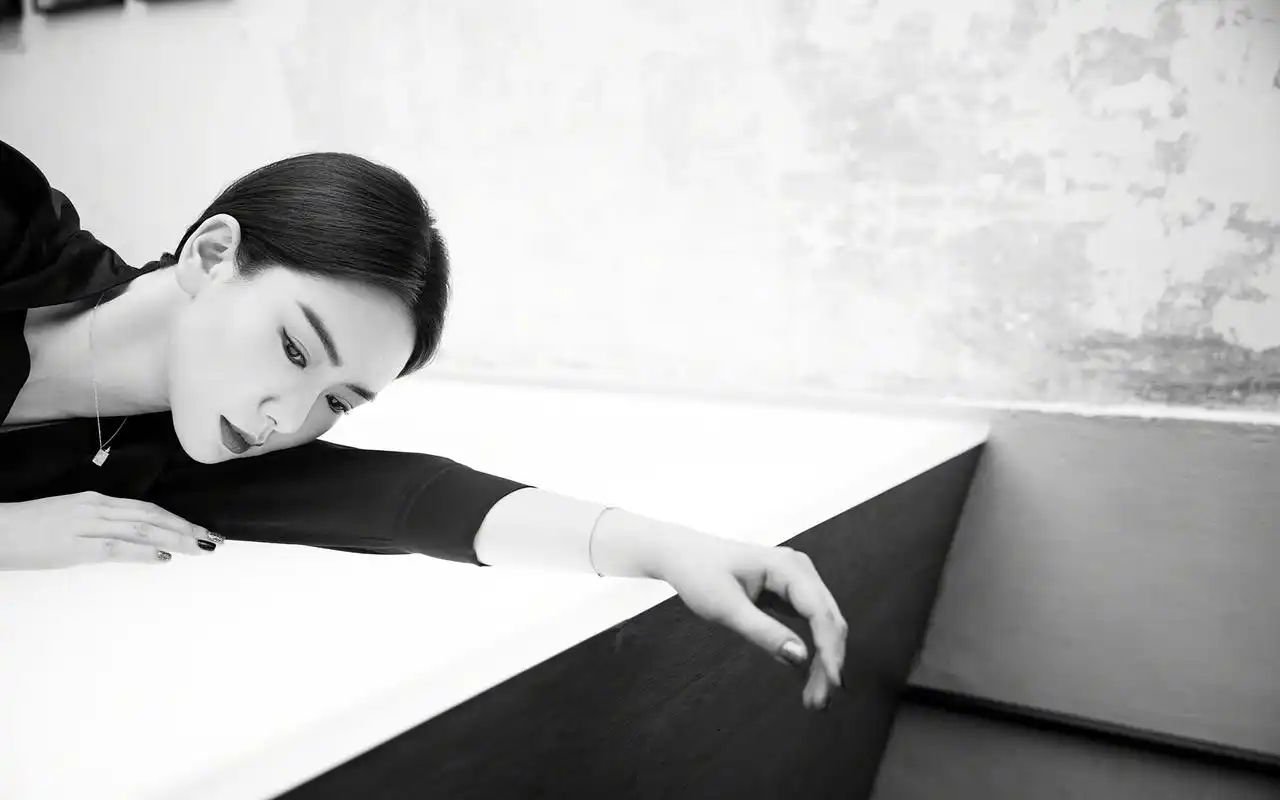 戚薇冷艳黑白高清桌面壁纸