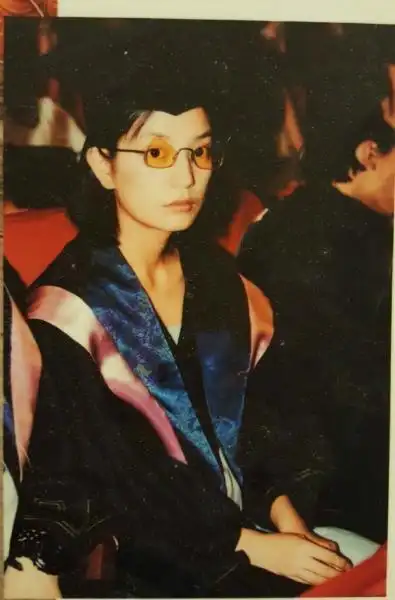 赵薇晒出自己身穿学士服的毕业照," 最熟悉的陌生人 ~ 薇,那是你大学