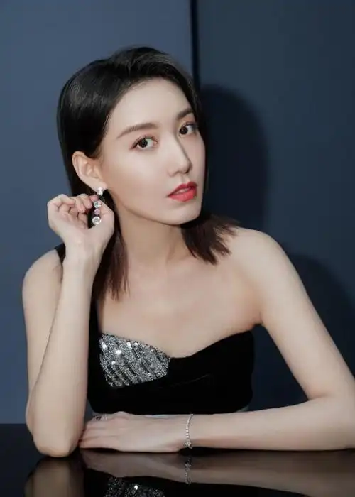 知名演员高露长得漂亮戏也好为人低调不争不抢追求简单生活