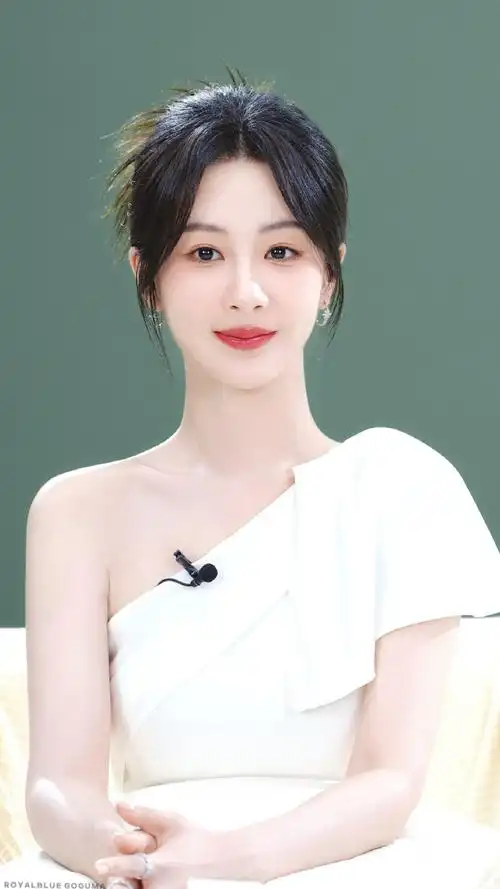 杨紫时尚芭莎封面预告##杨紫