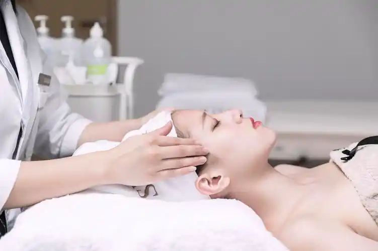 美容师给护肤按摩脸部图片