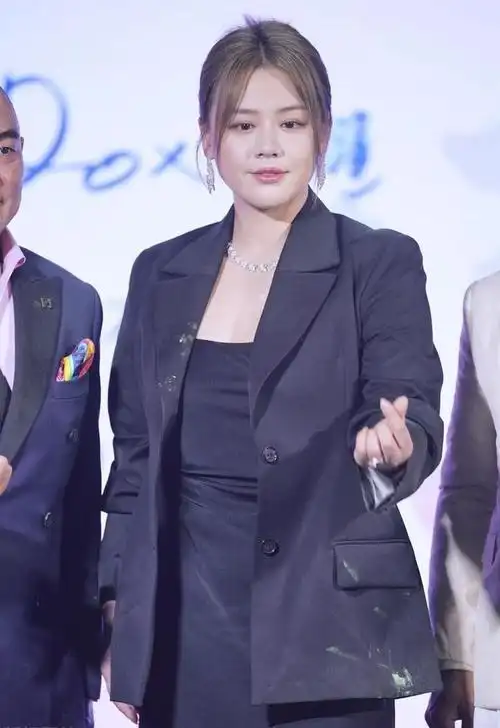 马思纯真不在意身材明明是大骨架还穿宽肩西装好在短裤挺显瘦