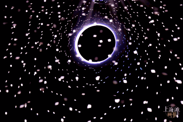 交相辉映下,这里就如同瞬息万变的银河,生怕一眨眼就错过了绝美的光景