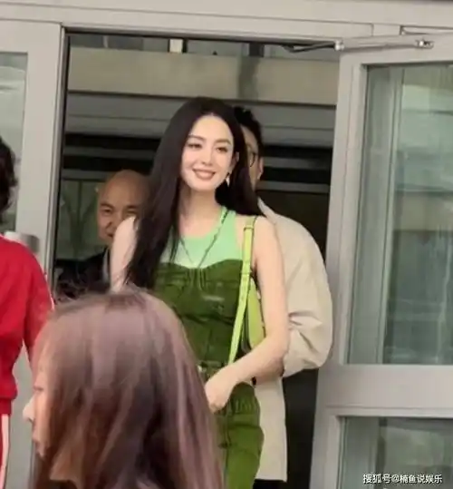 只见古力娜扎与主持人一同在校园里闲逛,时而对着远方的同学们挥手