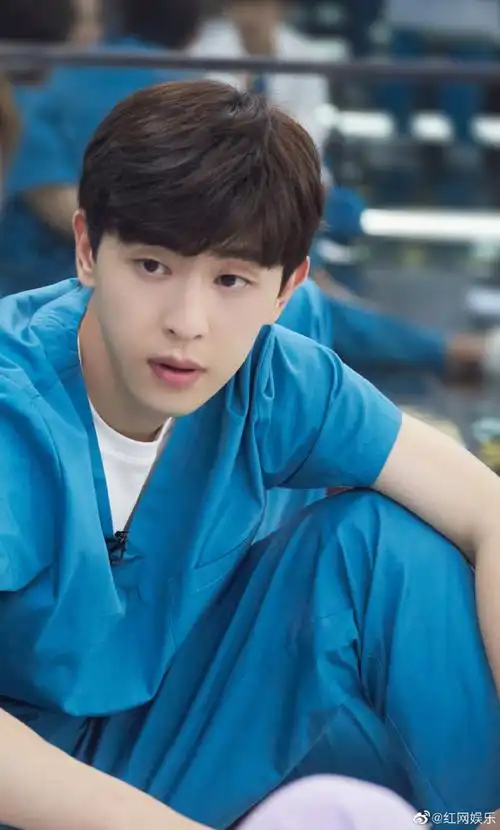 邓伦从九楼高空索降